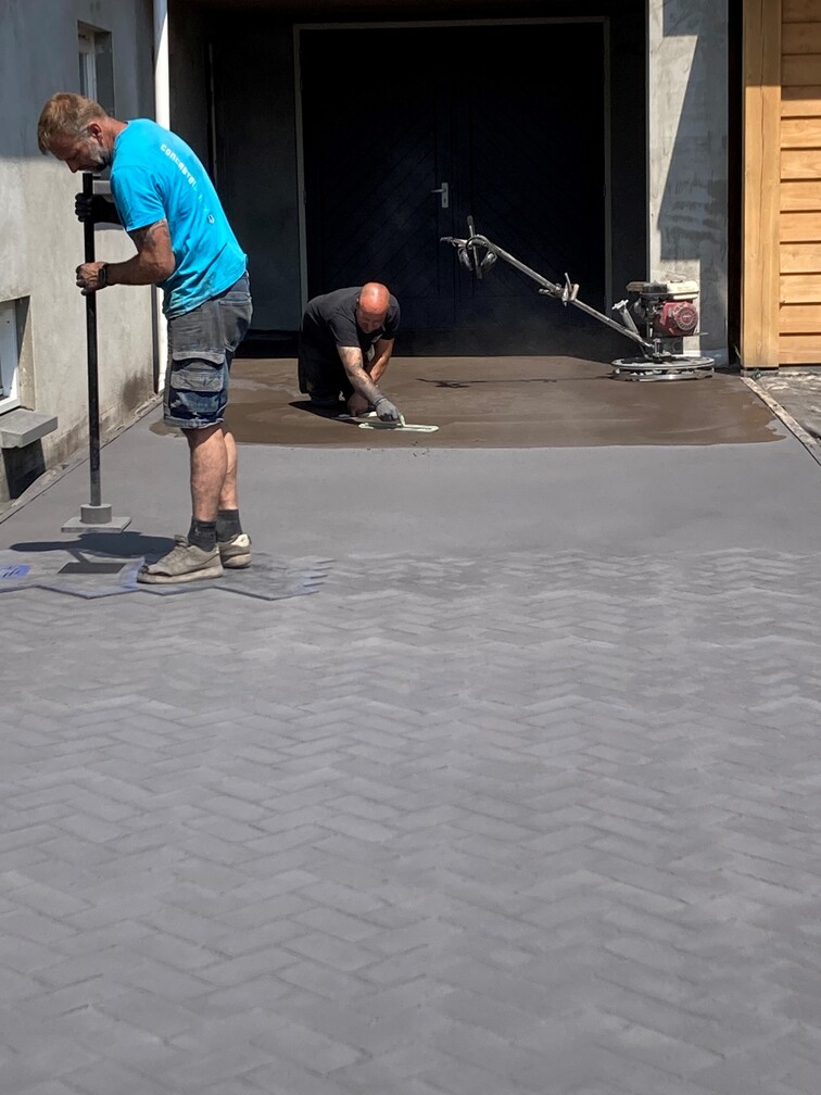 Oprit van beton met motief